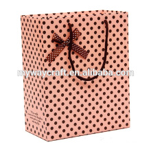 Saco de papel de presente laminado com ponto de ponto preto preto com bowknot inteligente